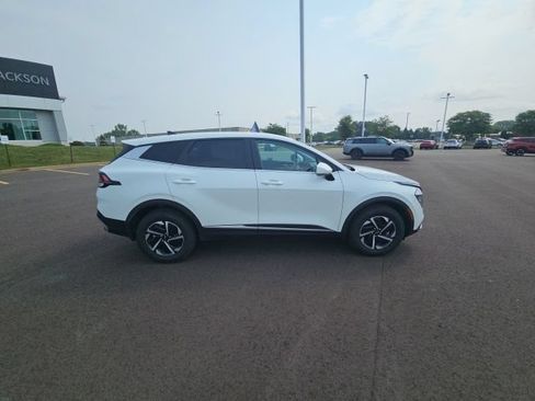Used 2023 Kia Sportage LX AWD/4WD image 9