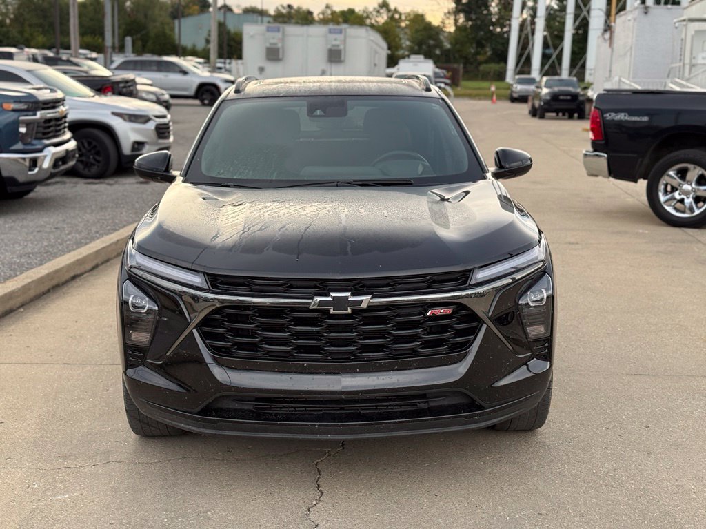 Used 2025 Chevrolet Trax RS w/ Sunroof Package FWD image 3
