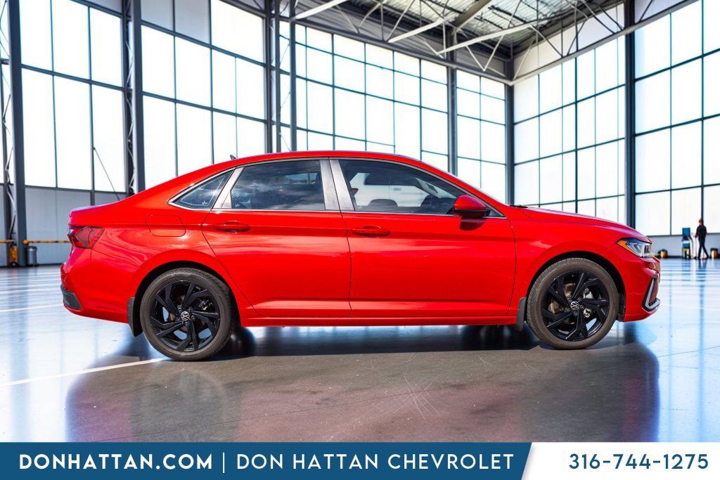 Used 2025 Volkswagen Jetta SE FWD image 37