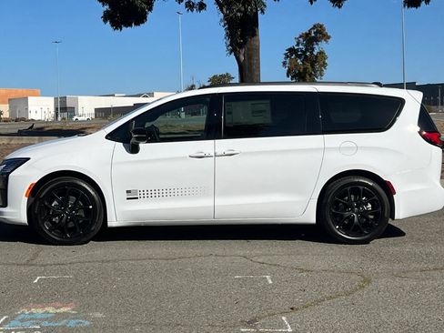 New 2027 Chrysler Pacifica Select FWD image 6