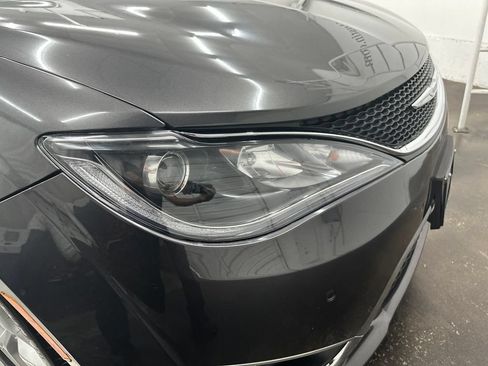 Used 2018 Chrysler Pacifica Touring-L Plus w/ Advanced Safetytec Group FWD image 10