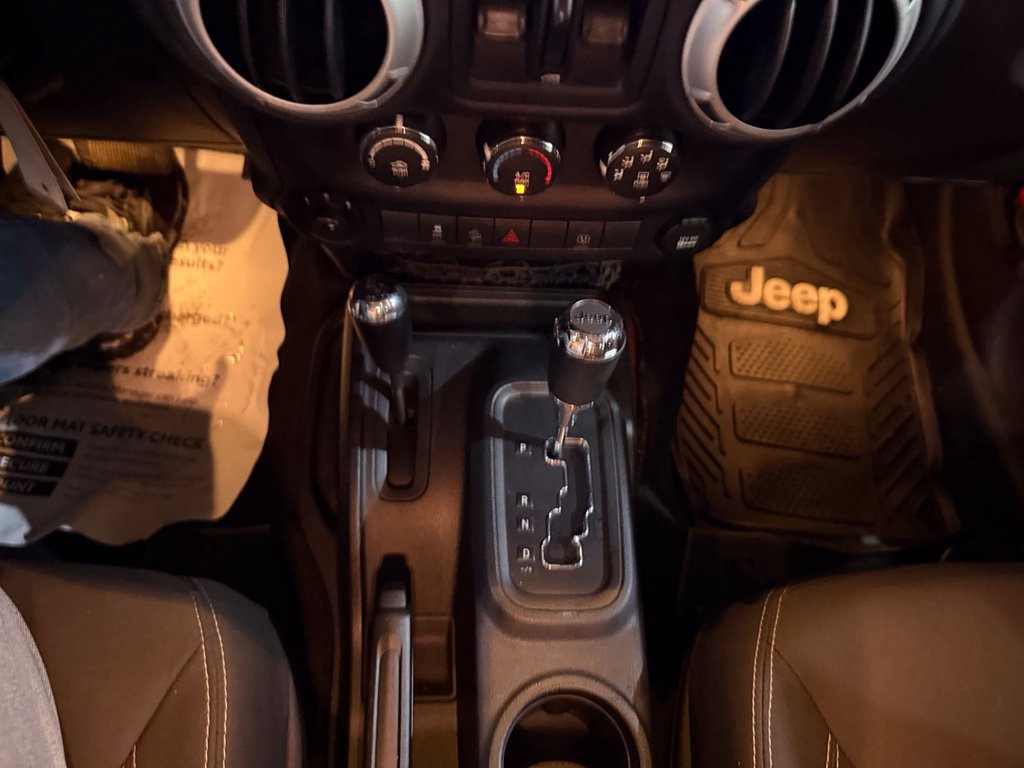 Used 2018 Jeep Wrangler Unlimited Sahara w/ Connectivity Group AWD/4WD image 20