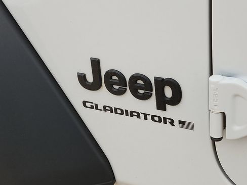 Used 2025 Jeep Gladiator Sport AWD/4WD image 8