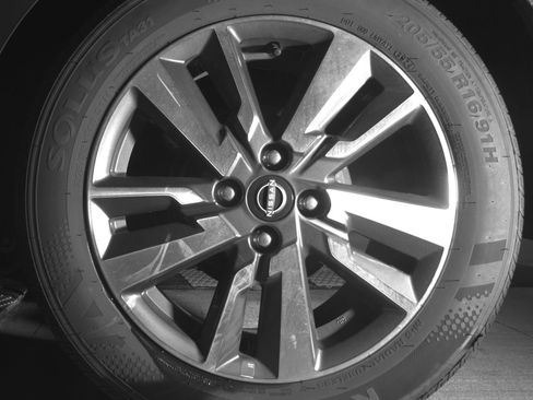 Used 2025 Nissan Versa SV image 14