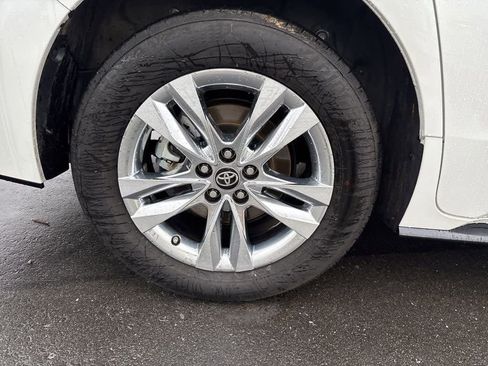 Used 2025 Toyota Sienna Limited image 12