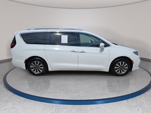 Used 2021 Chrysler Pacifica Touring-L FWD image 4