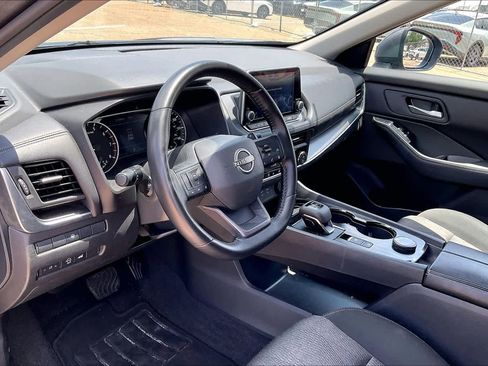 Used 2025 Nissan Rogue SV AWD/4WD image 2