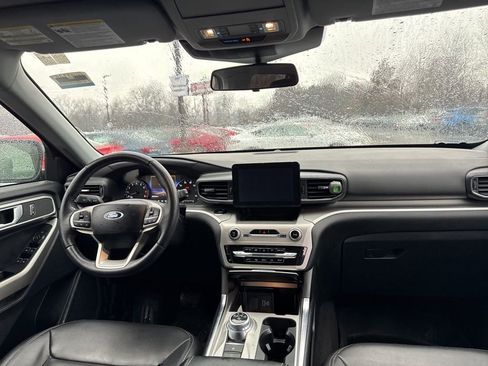 Used 2022 Ford Explorer XLT w/ Equipment Group 202A image 14