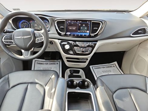 Used 2024 Chrysler Pacifica Touring-L FWD image 10