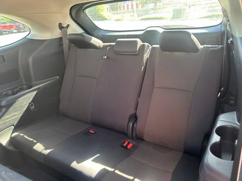 Used 2024 Toyota Highlander LE AWD/4WD image 17