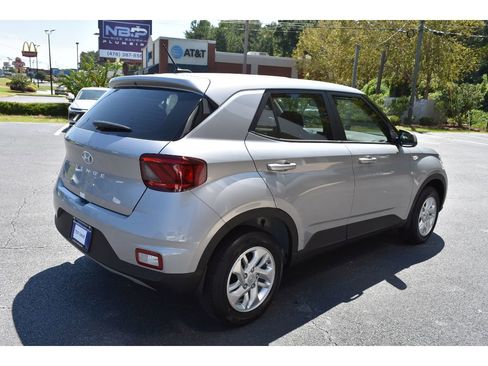 New 2025 Hyundai Venue SE image 5