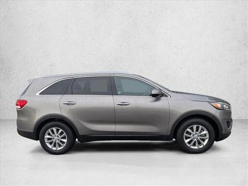 Used 2017 Kia Sorento LX w/ LX Convenience Package image 4