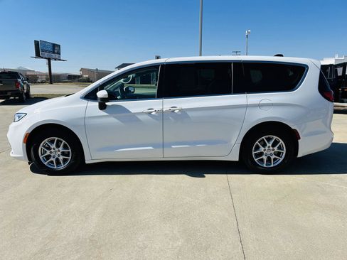 Used 2023 Chrysler Pacifica Touring-L image 36