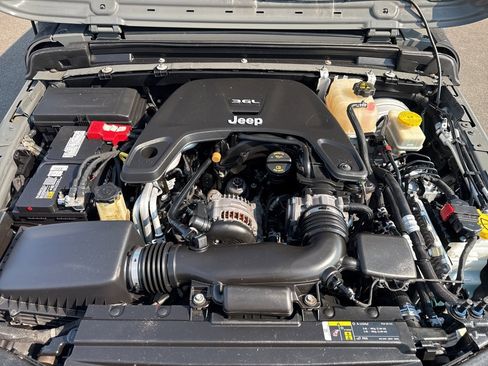 Used 2018 Jeep Wrangler Unlimited Sahara w/ Quick Order Package 24M Moab image 11