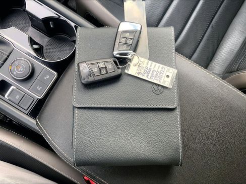 Used 2023 Volkswagen Atlas SEL Premium image 11