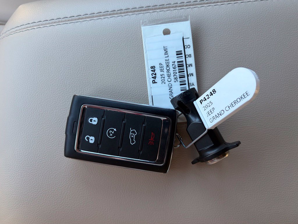 Used 2025 Jeep Grand Cherokee Limited AWD/4WD image 32