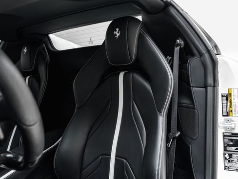 Used 2022 Ferrari 812 GTS RWD image 5