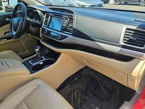 Used 2019 Toyota Highlander XLE FWD image 23