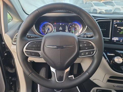 Used 2024 Chrysler Pacifica Touring-L FWD image 30