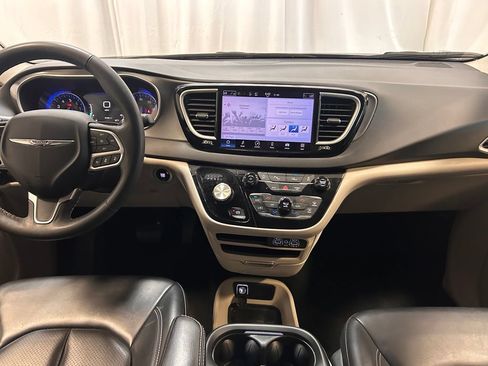 Used 2023 Chrysler Pacifica Touring-L FWD image 14