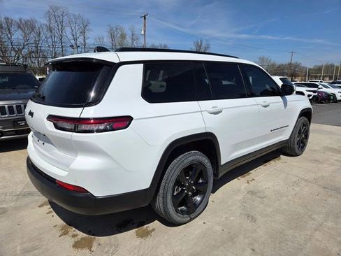 Used 2023 Jeep Grand Cherokee L Laredo image 16