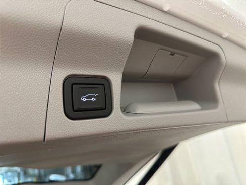 Used 2023 GMC Acadia SLT w/ Preferred Package FWD image 36