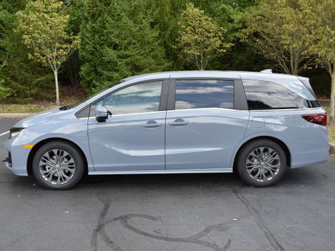 New 2026 Honda Odyssey Touring image 4