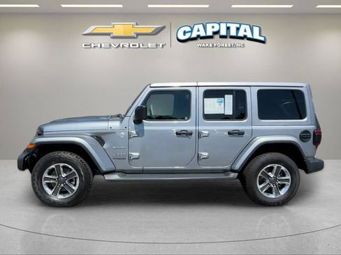 Used 2018 Jeep Wrangler Unlimited Sahara AWD/4WD image 2