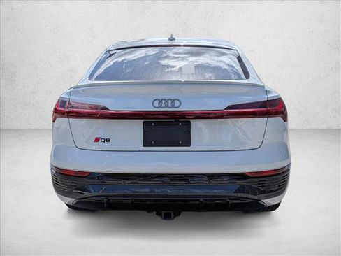 Used 2024 Audi Q8 e-tron Prestige image 7