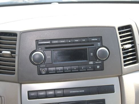 Used 2006 Jeep Grand Cherokee Laredo RWD image 12