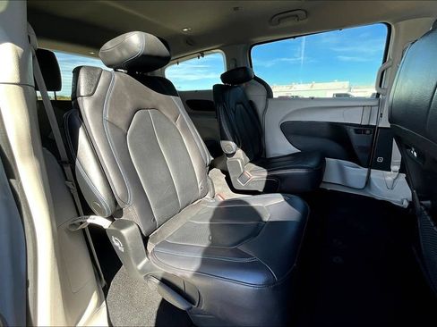 Used 2021 Chrysler Pacifica Touring-L AWD/4WD image 35
