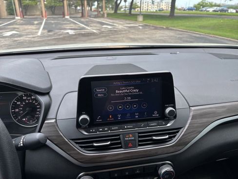 Used 2025 Nissan Altima 2.5 SV FWD image 17