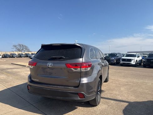 Used 2019 Toyota Highlander LE image 16