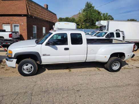 Used 2006 GMC Sierra 3500 W/T w/ Heavy-Duty Power Package image 2