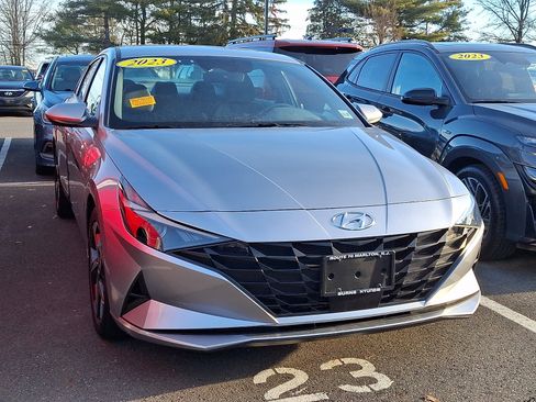 Used 2023 Hyundai Elantra SEL w/ Convenience Package image 2