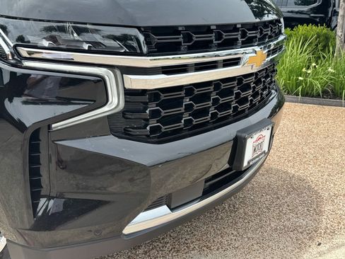 Used 2022 Chevrolet Suburban LS RWD image 2