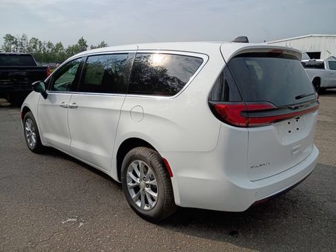 Used 2027 Chrysler Pacifica Select AWD/4WD image 7