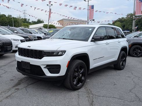 Used 2023 Jeep Grand Cherokee Altitude AWD/4WD image 2