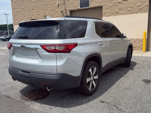 Used 2021 Chevrolet Traverse LT w/ LT Premium Package FWD image 3