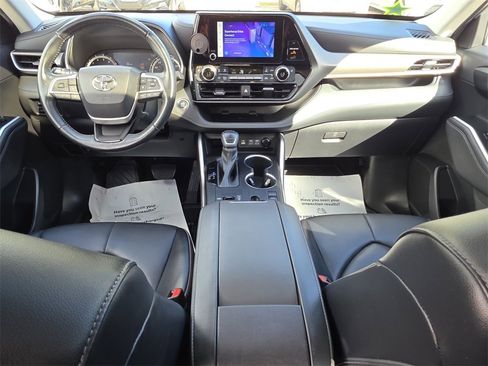 Used 2023 Toyota Highlander XLE image 5
