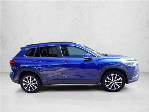 Used 2024 Toyota Corolla Cross XLE w/ Convenience Package FWD image 5