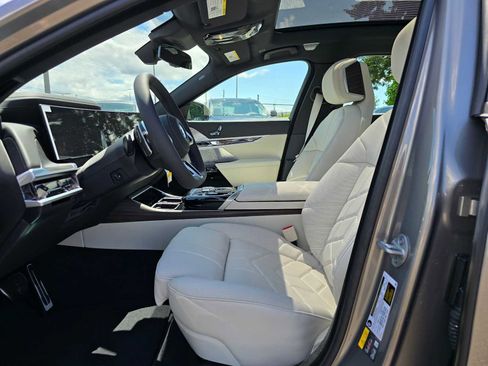Used 2025 BMW 750e xDrive w/ Executive Package image 22