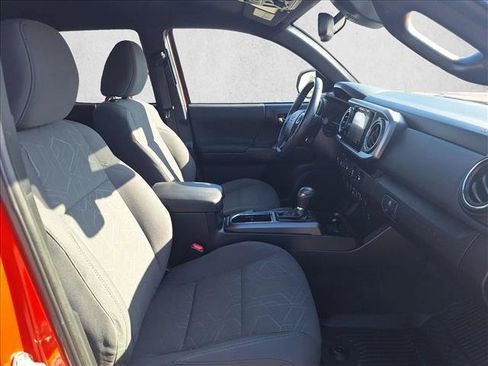 Used 2018 Toyota Tacoma TRD Off-Road image 19