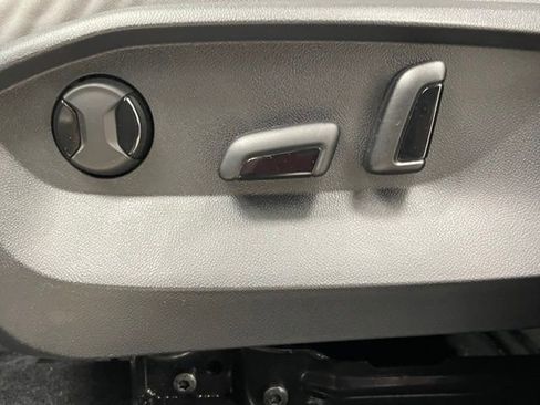 Used 2024 Volkswagen Taos SE w/ Black Wheel Plus Package image 9