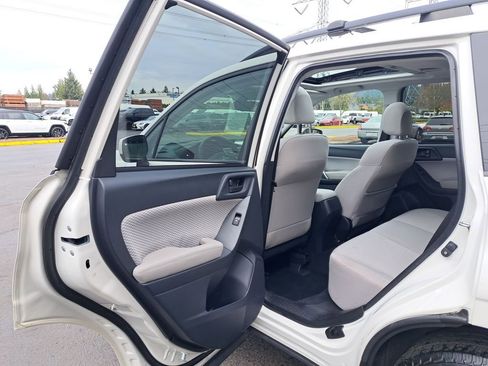 Used 2017 Subaru Forester 2.5i Premium image 12