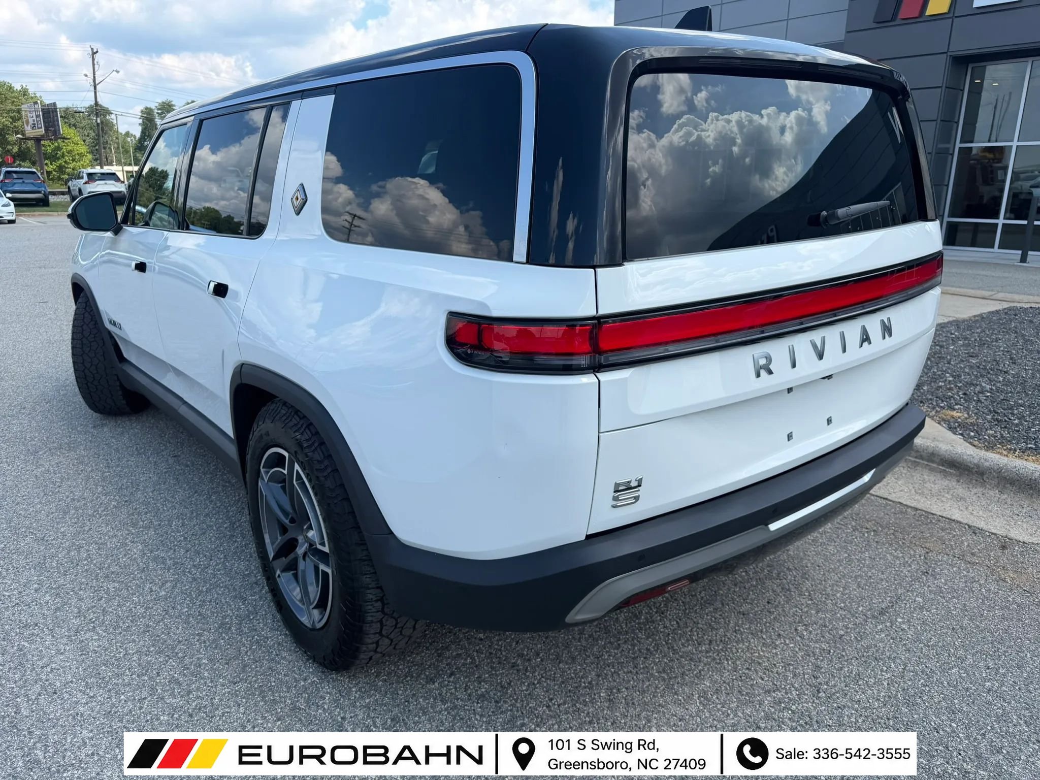 Used 2025 Rivian R1S Adventure Dual AWD/4WD image 3