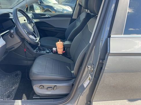 Used 2024 Volkswagen Taos SE w/ Panoramic Sunroof Package image 5