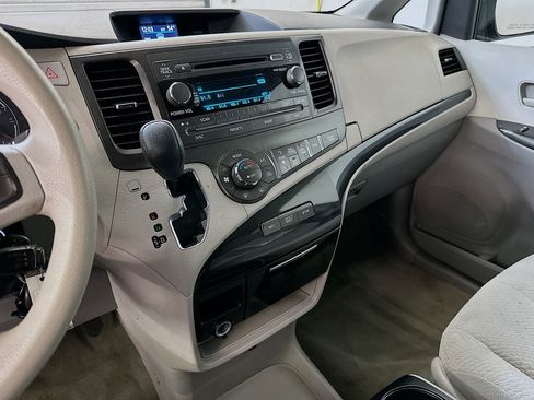 Used 2014 Toyota Sienna LE image 25