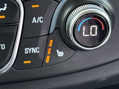 Used 2020 Chevrolet Traverse LT image 15