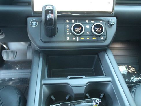 New 2026 Land Rover Defender 130 X-Dynamic SE AWD/4WD image 19